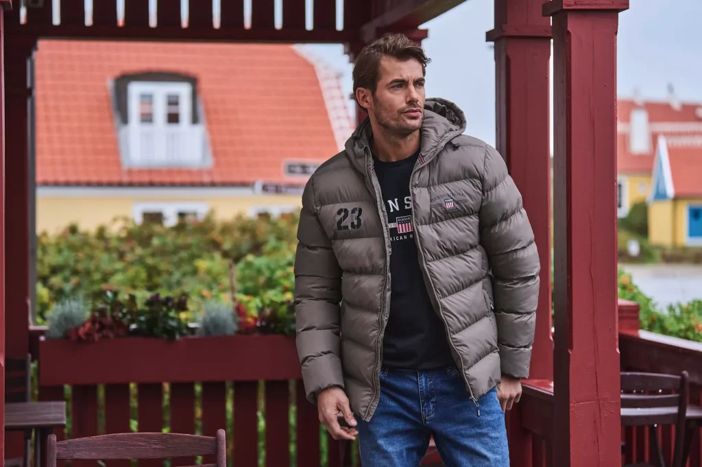 Hombre con sudadera azul marino y chaqueta marrón - Colección invierno VINSON