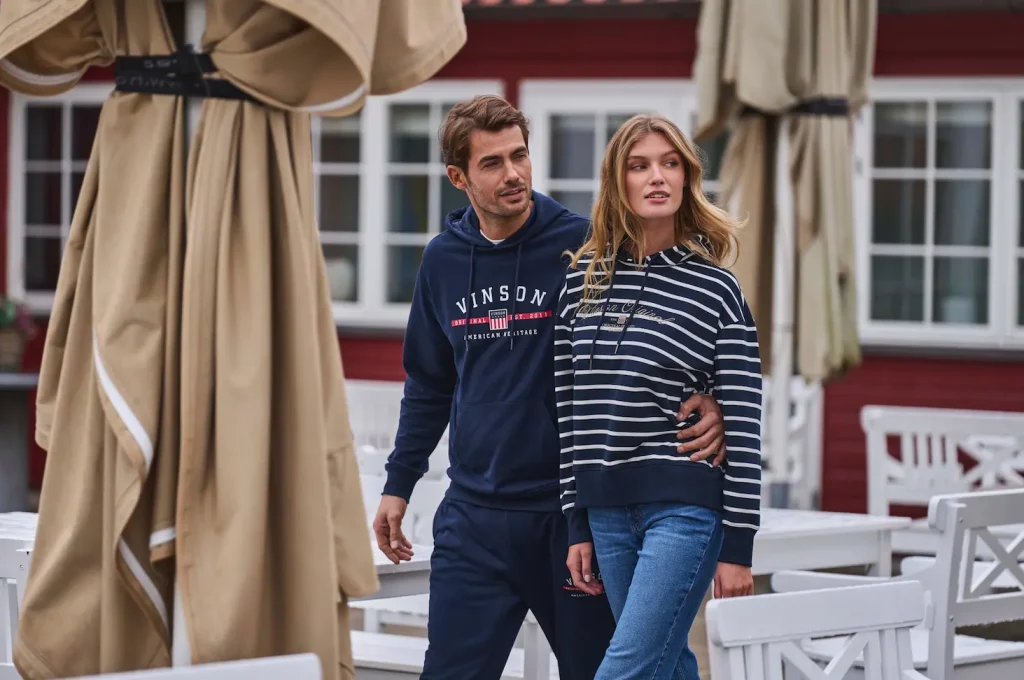 Pareja Modelo Vinson con sudaderas moda de otoño azul