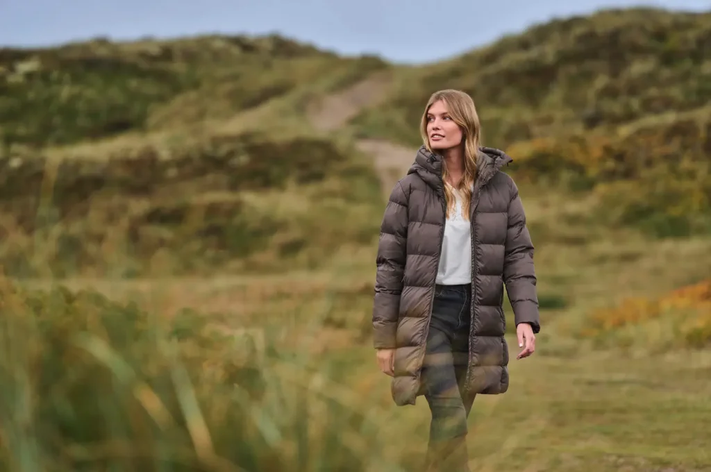 Modelo Vinson mujer con chaquetón marrón largo