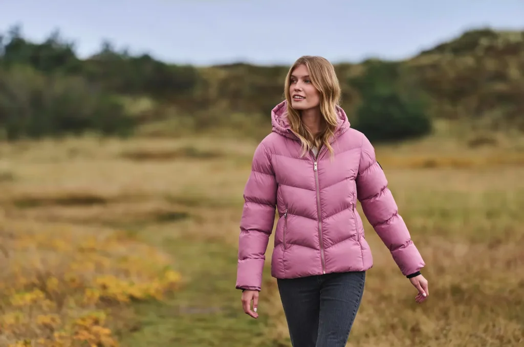 Modelo Vinson mujer con chaqueta rosa
