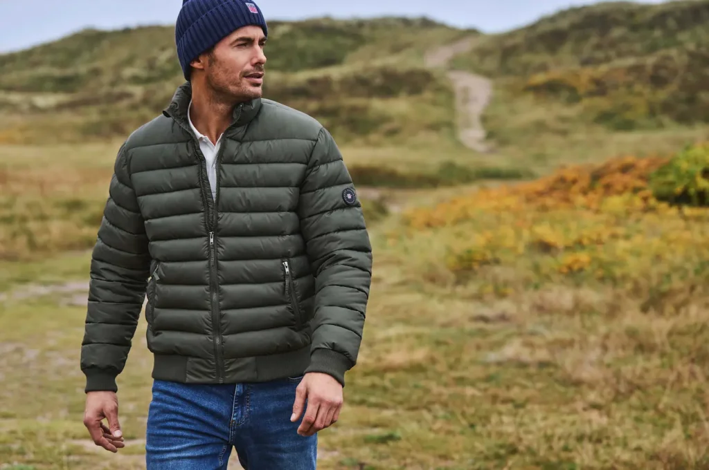 Modelo Vinson hombre con chaquetón verde militar y gorro de moda invierno