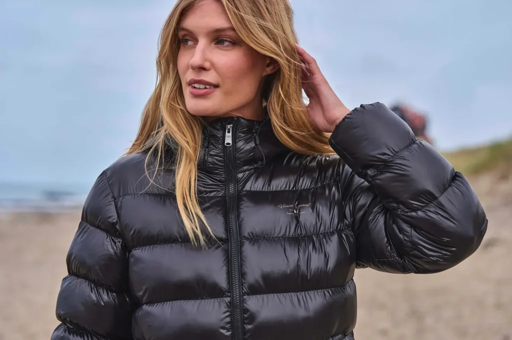 Modelo mujer Vinson con chaquetón negro, moda invierno