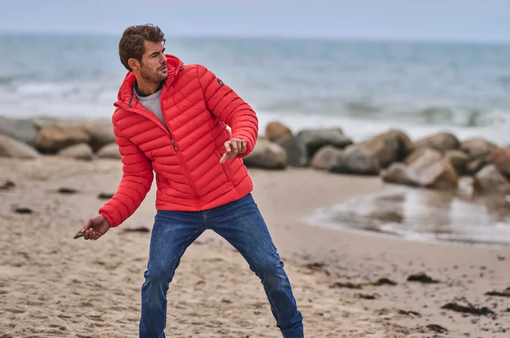 Modelo Vinson hombre con chaquetón rojo moda de invierno