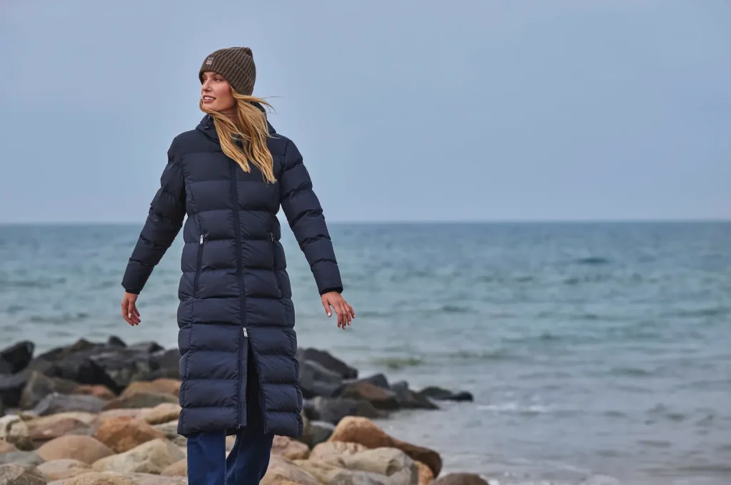 Modelo Vinson mujer con chaquetón azul marino largo