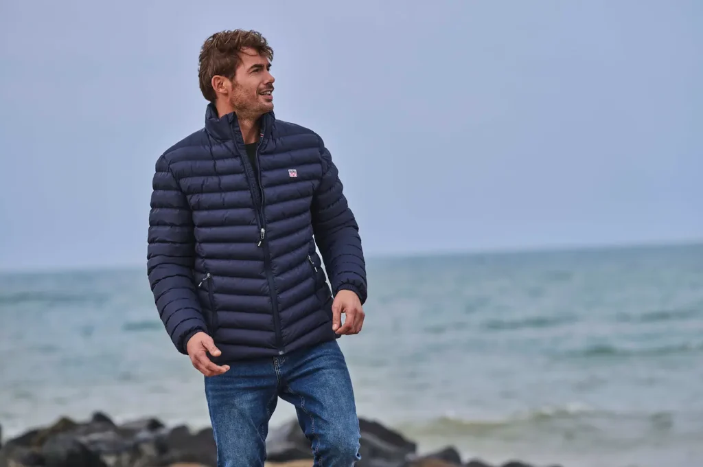 Modelo Vinson Hombre con chaquetón azul marino