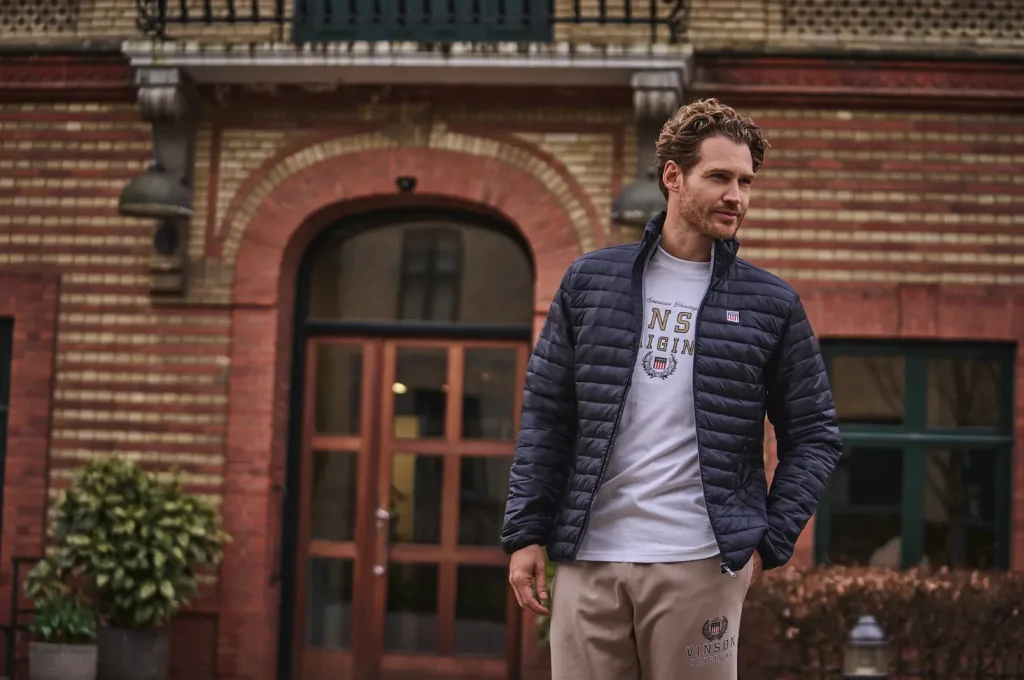 Hombre con chaqueta azul y camiseta blanca - Colección otoño VINSON