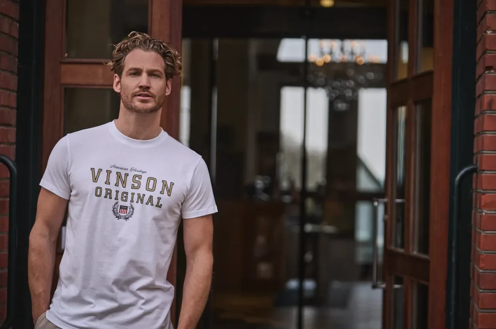 Hombre con camiseta blanca - Colección verano VINSON