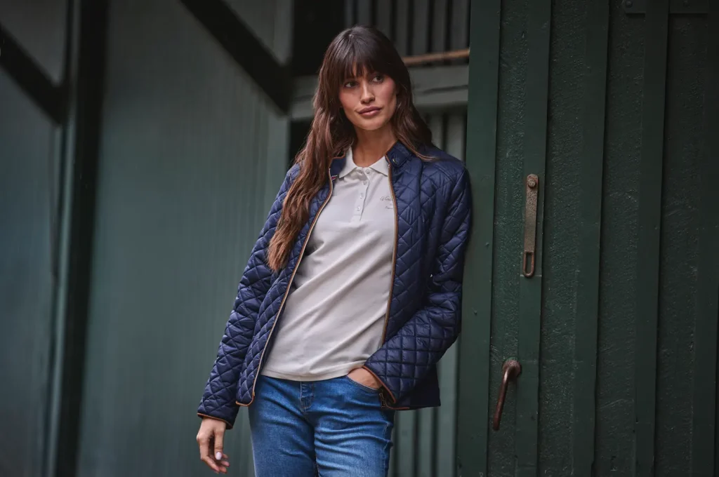 Mujer con chaqueta azul y polo - Colección invierno VINSON