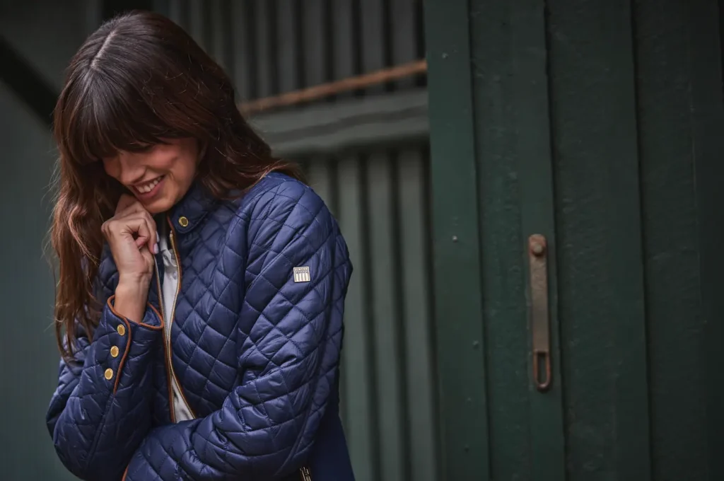 Mujer con chaqueta azul - Colección invierno VINSON