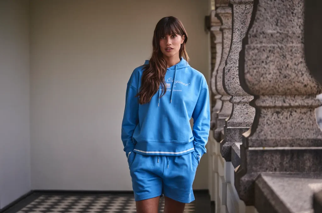 Mujer con sudadera y pantalón deportivo azul - Colección primavera verano VINSON