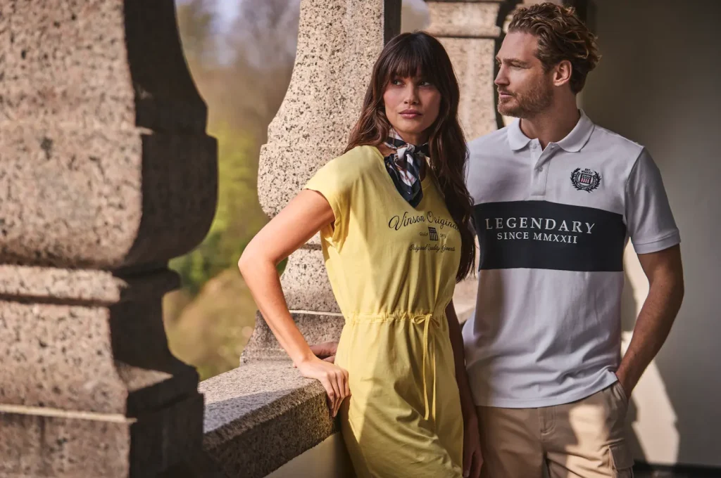 Mujer con vestido amarillo y hombre con polo blanco -Colección verano VINSON