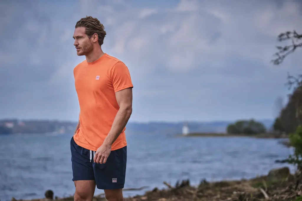 Camiseta naranja y pantalón corto de hombre - Colección verano VINSON