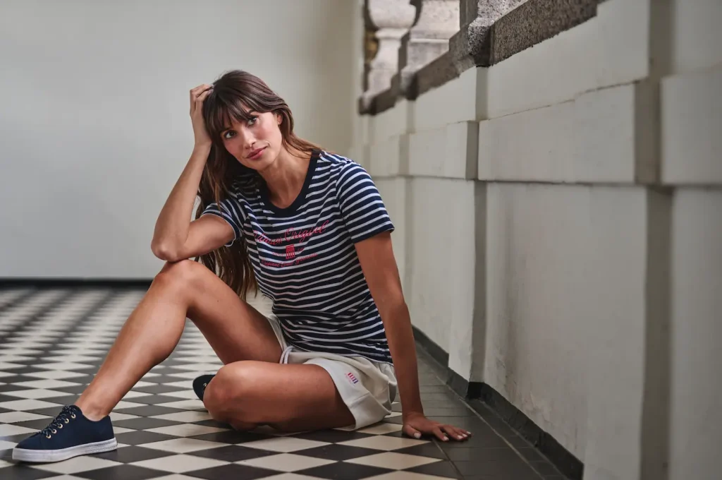 Mujer con camiseta de rallas y pantalón corto deportivo - Colección verano VINSON