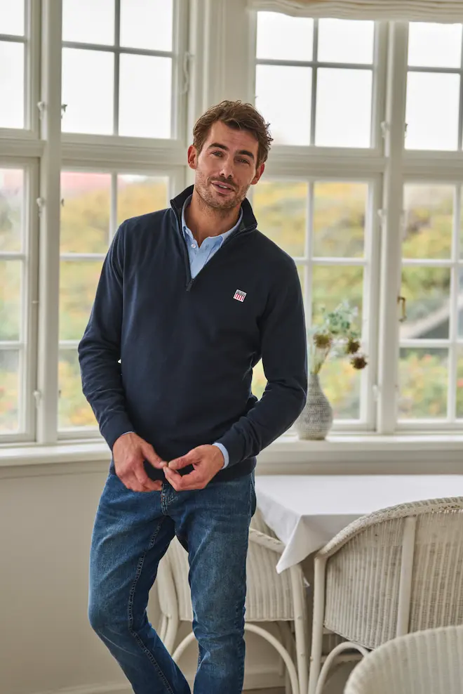 Hombre con sudadera azul marino y camisa azul - Colección otoño invierno VINSON