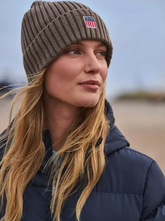 Mujer con gorro marrón y chaqueta - Colección invierno VINSON
