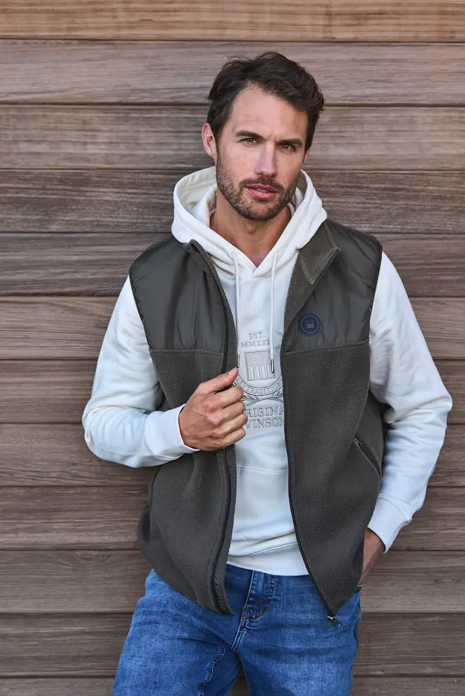 Hombre con sudadera gris y chaleco marrón - colección Otoño VINSON
