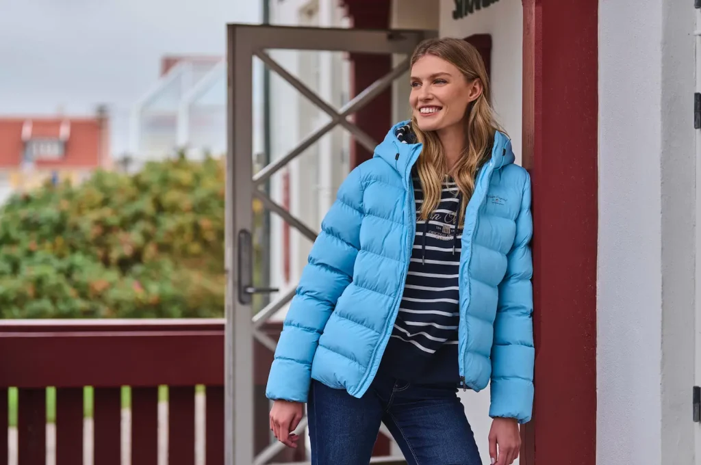 Modelo Vinson Mujer con chaqueton azul, ropa de invierno