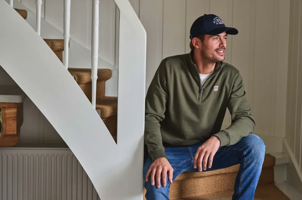 Modelo Vinson con jersey verde militar