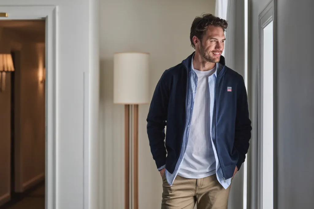 Hombre con sudadera azul con cremallera - Colección otoño invierno VINSON