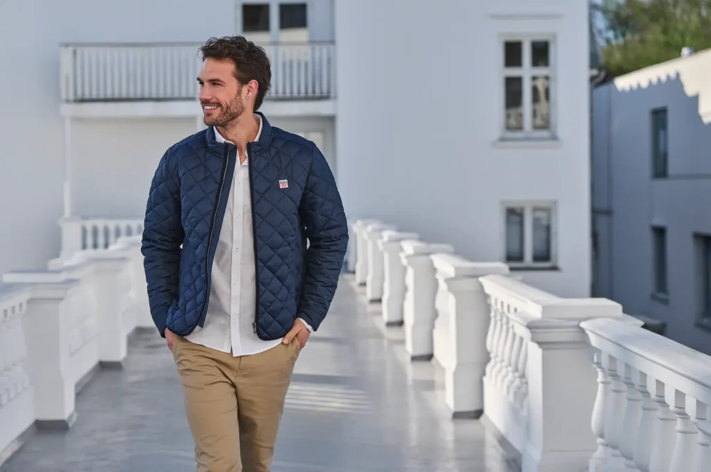 Hombre con camisa y chaqueta azul marino - Colección otoño invierno VINSON