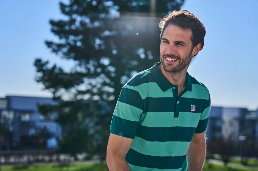 Hombre con polo de rayas verde - Colección primavera verano VINSON