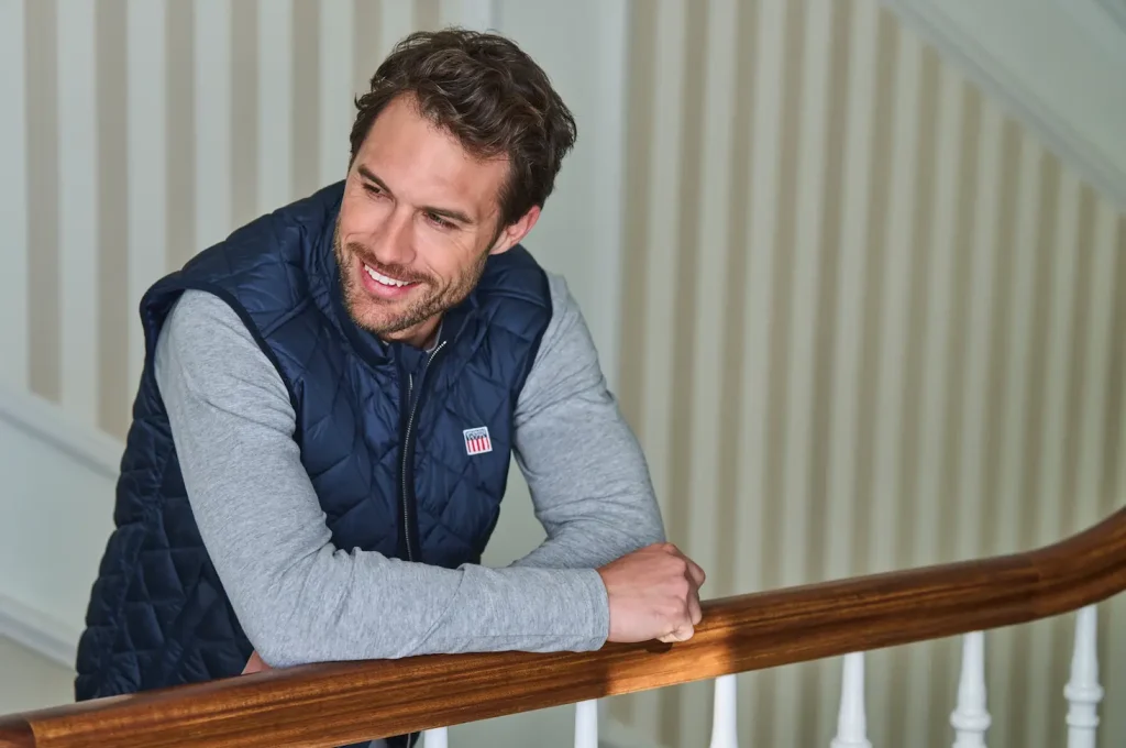 Hombre con sudadera gris y chaleco azul marino - Colección otoño invierno VINSON