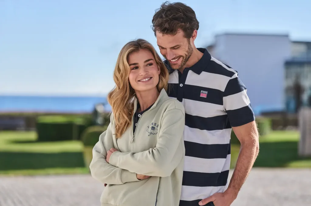 Mujer con sudadera y hombre con polo de rayas - Colección primavera verano VINSON