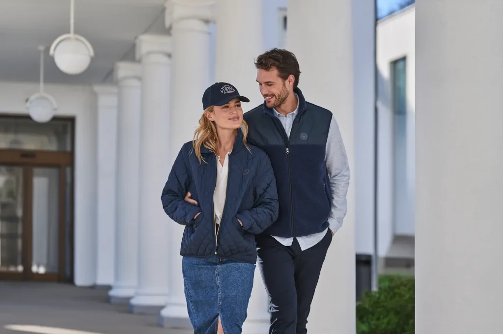 Mujer con chaqueta y gorra y hombre con chaleco estilo polar y camisa - Colección primavera verano VINSON