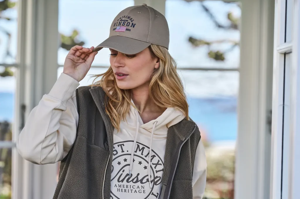 Mujer con gorra marrón sudadera y chaleco polar - Colección otoño invierno VINSON