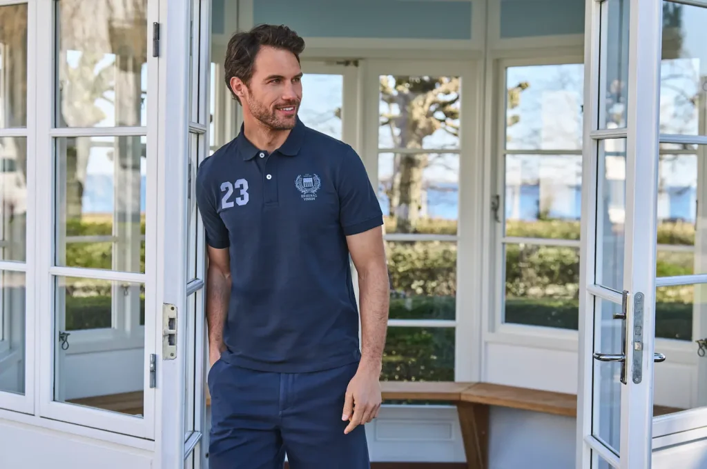 Hombre con polo azul y pantalón corto - Colección primavera verano VINSON