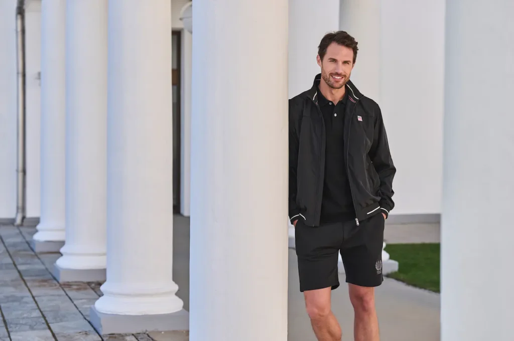 Hombre con sudadera de cremallera negra, polo y pantalón corto - Colección primavera verano VINSON