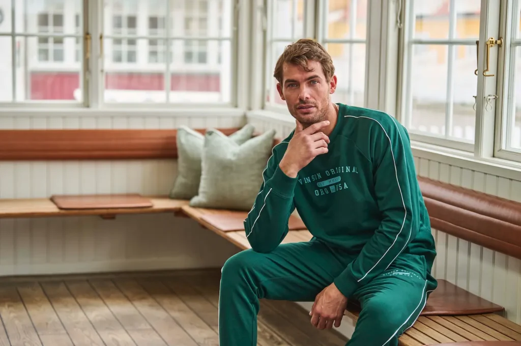 Hombre con sudadera verde y pantalón deportivo - Ropa cómoda VINSON