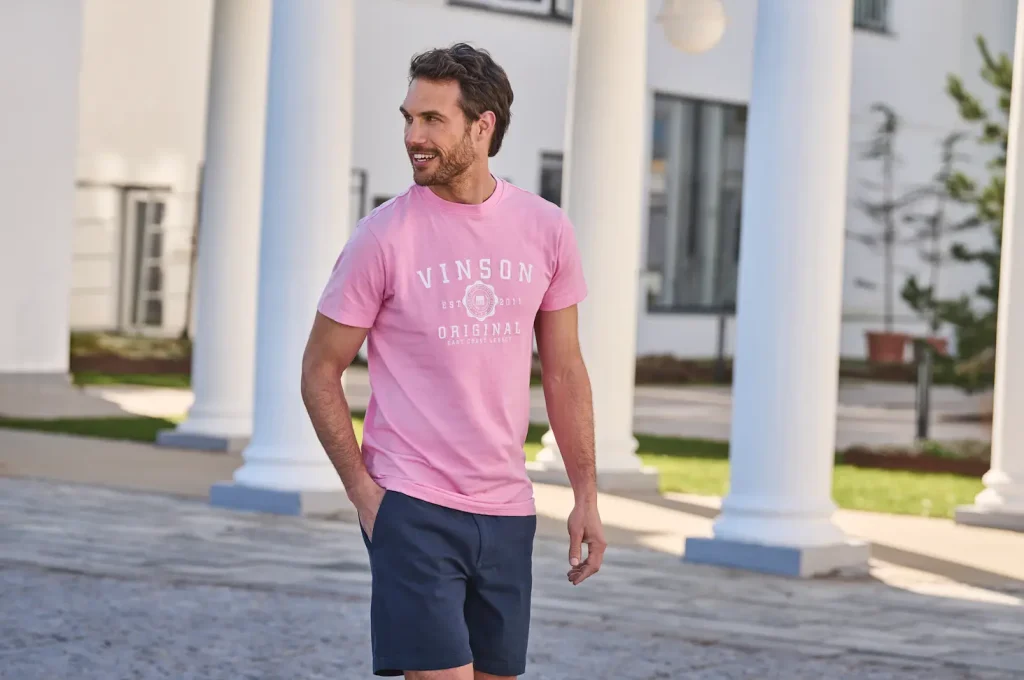 Hombre con camiseta rosa y pantalón corto azul marino - Colección primavera verano VINSON