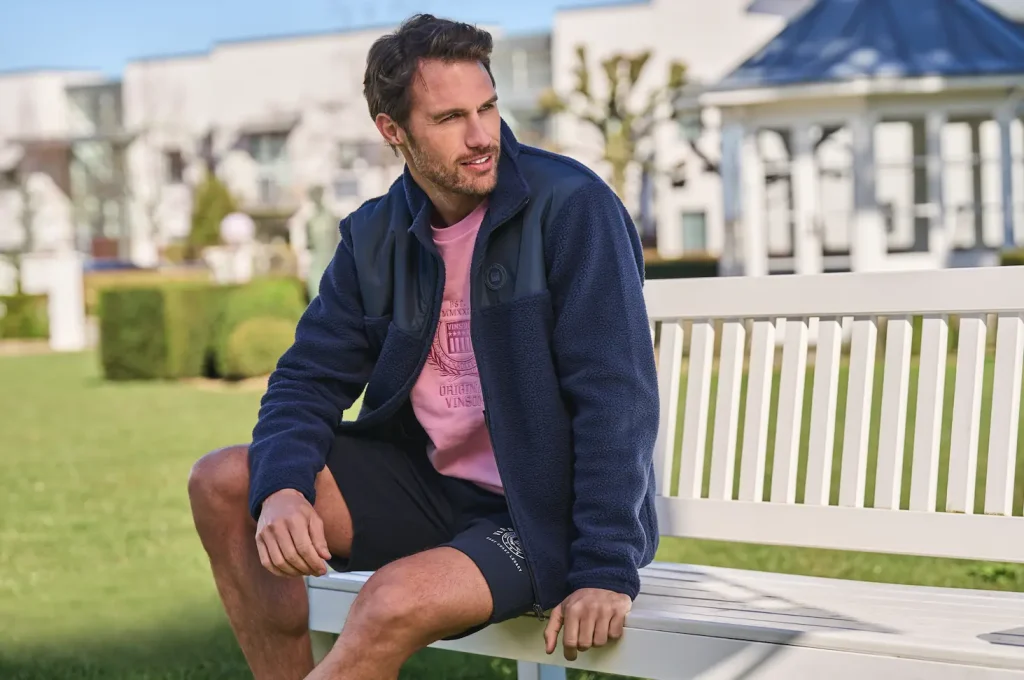 Hombre con polar azul camiseta rosa y pantalón corto deportivo azul marino - Colección primavera verano VINSON