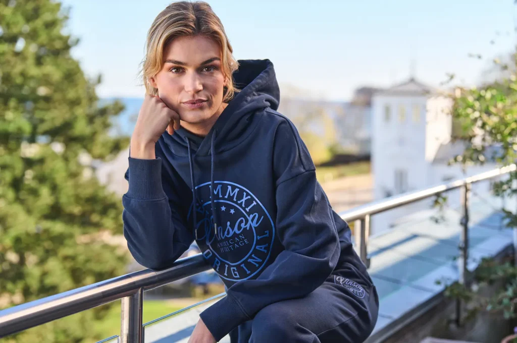 Mujer con sudadera y pantalón deportivo azul - Colección VINSON