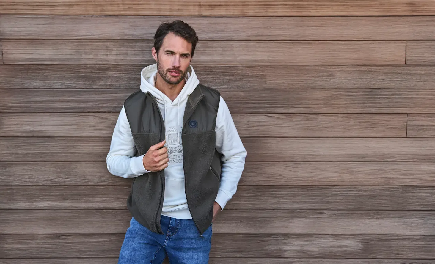Hombre con chaqueta marino y polo rosa ante una casa de columnas blancas - Estilo cayetano hombre VINSON