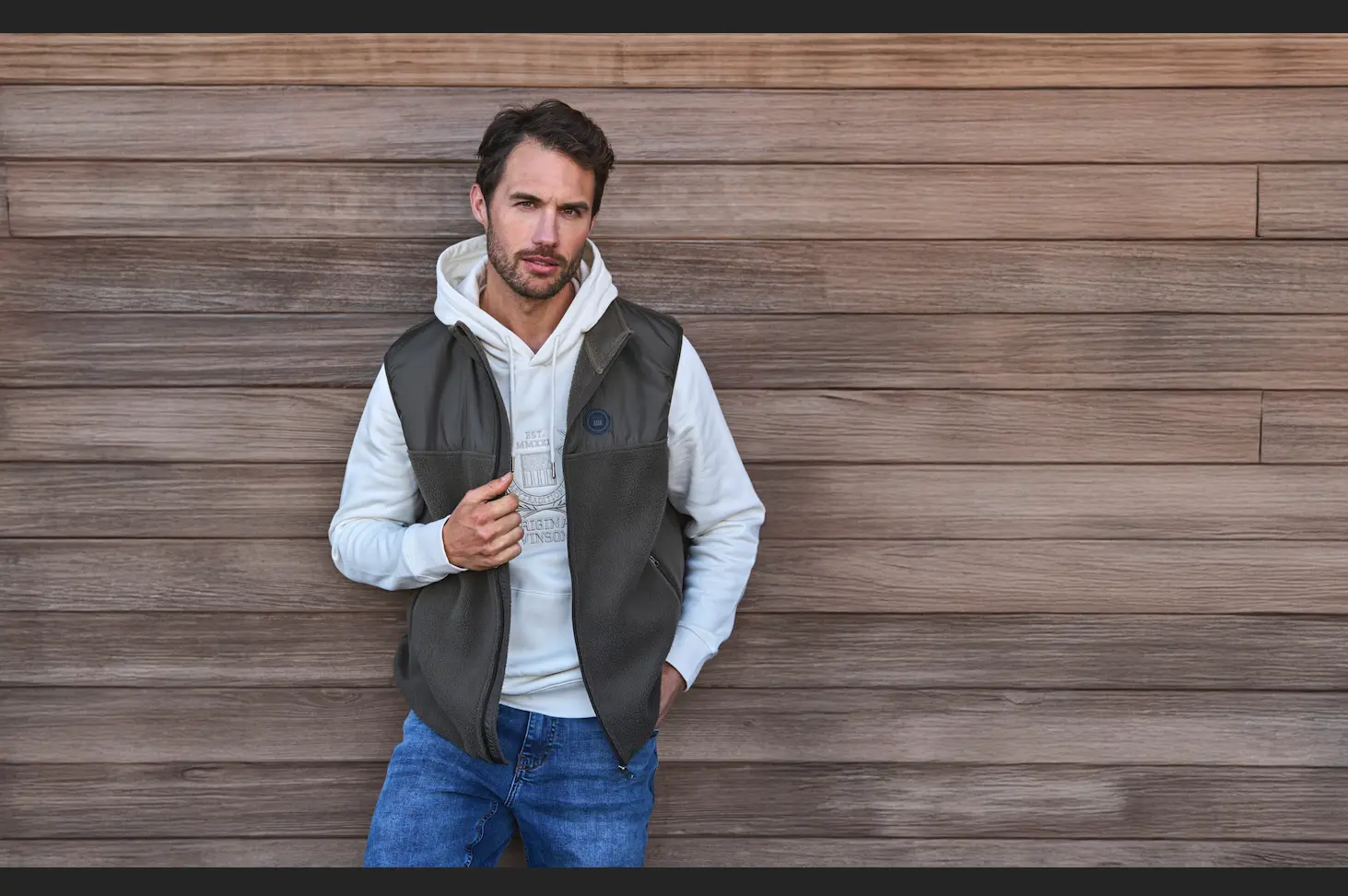 Hombre con sudadera blanca y chaleco marron - Coleccion otono invierno VINSON