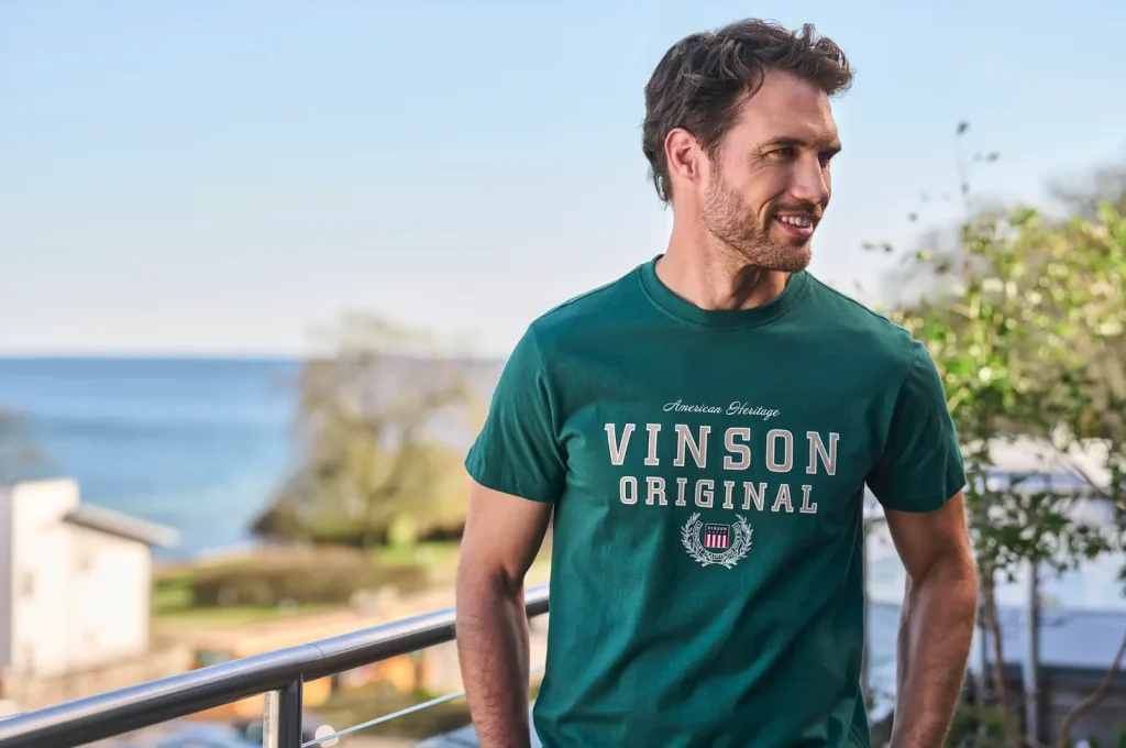 Hombre con camiseta verde - Colección primavera verano VINSON
