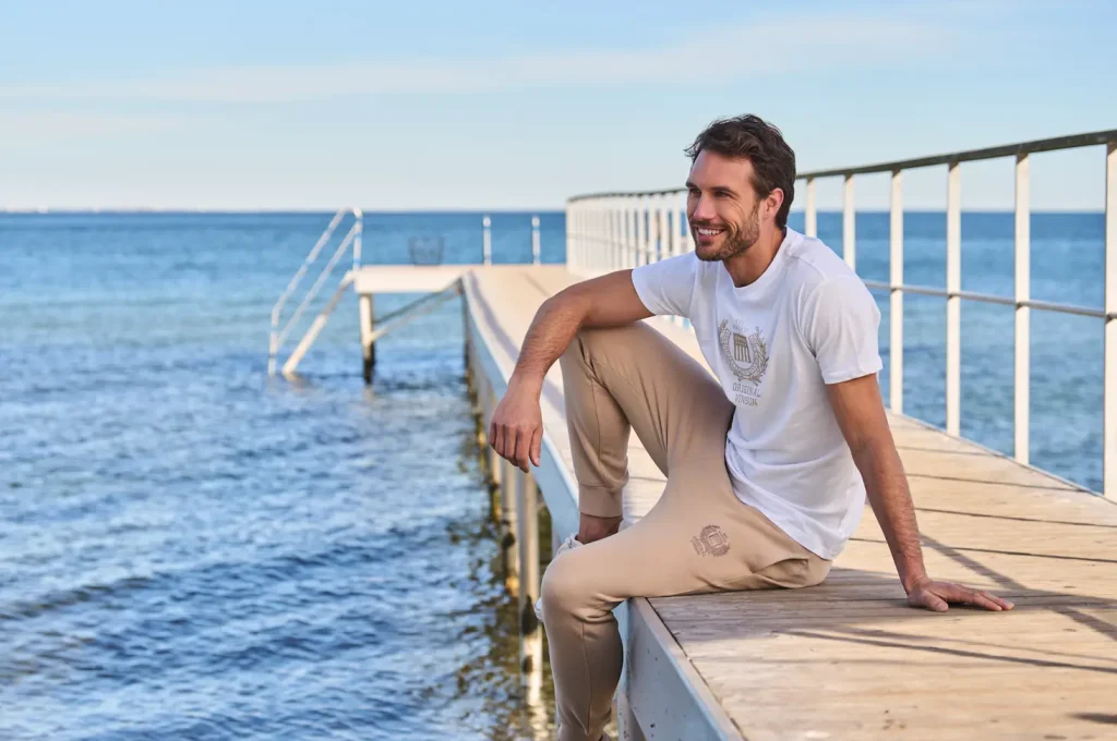 Hombre con camiseta y pantalón deportivo - Colección verano VINSON