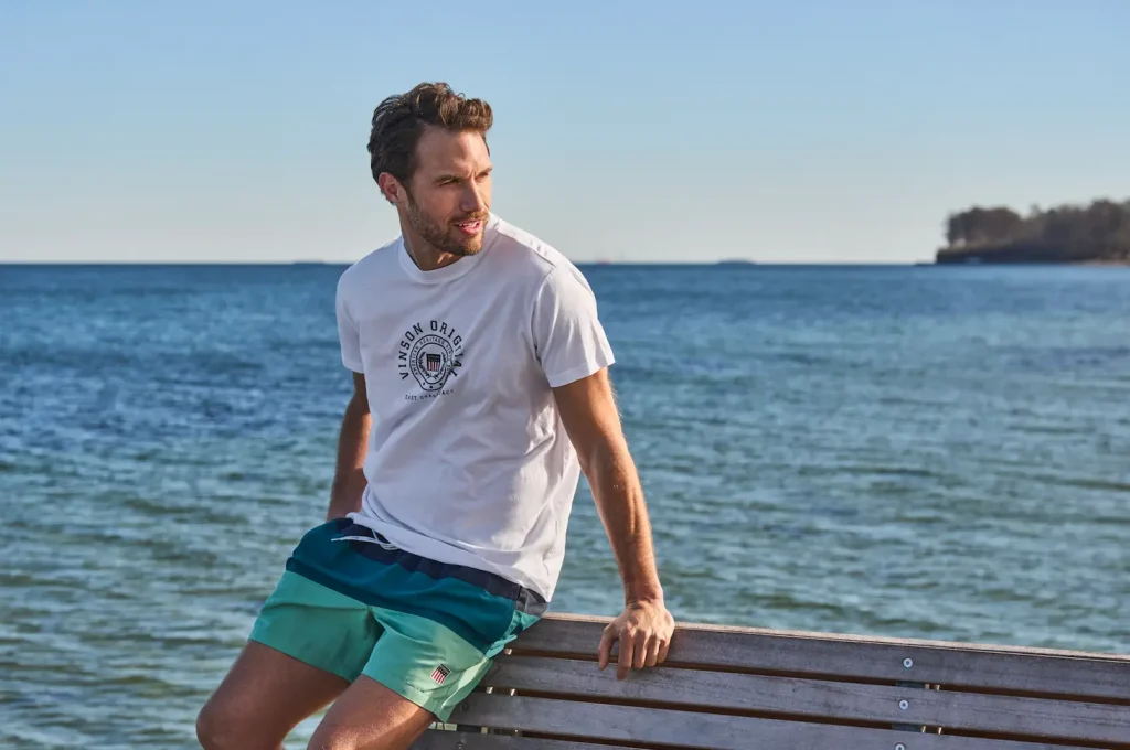 Hombre con camiseta blanca y bañador - Colección verano VINSON