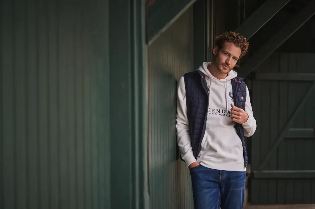 Hombre con sudadera y chaleco - colección primavera verano VINSON