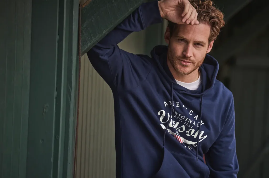 Hombre con sudadera - colección primavera verano VINSON