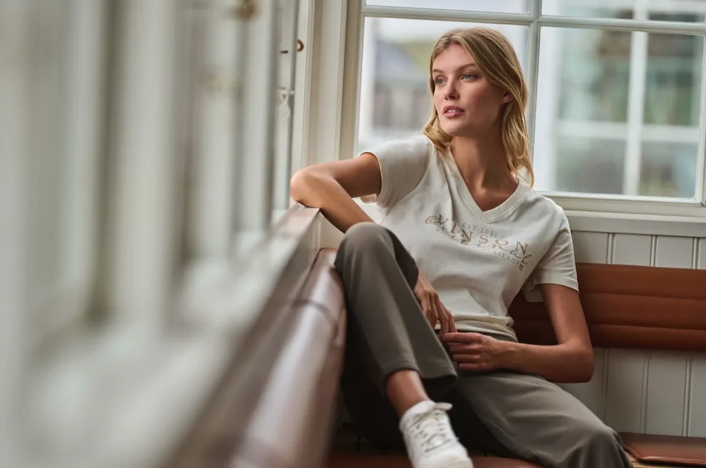 Modelo Vinson mujer con camiseta