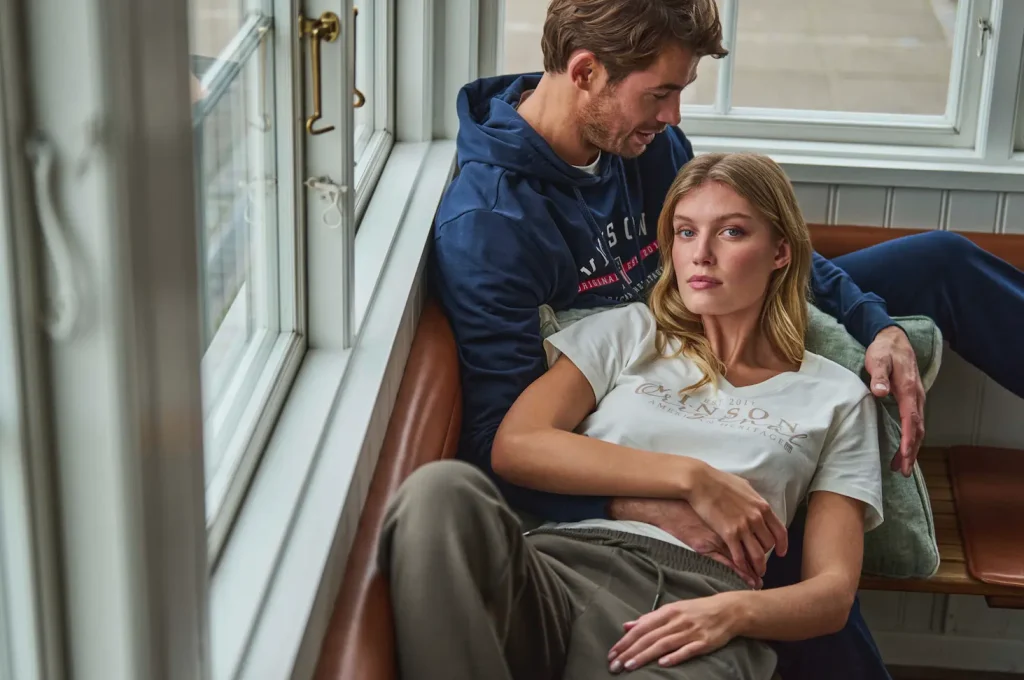 Pareja Vinson con ropa de entre tiempo