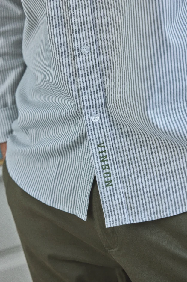 Camisa oxford de rayas verdes y blancas con bordado VINSON en la tapeta y chino verde oliva - Look cena de empresa hombre VINSON