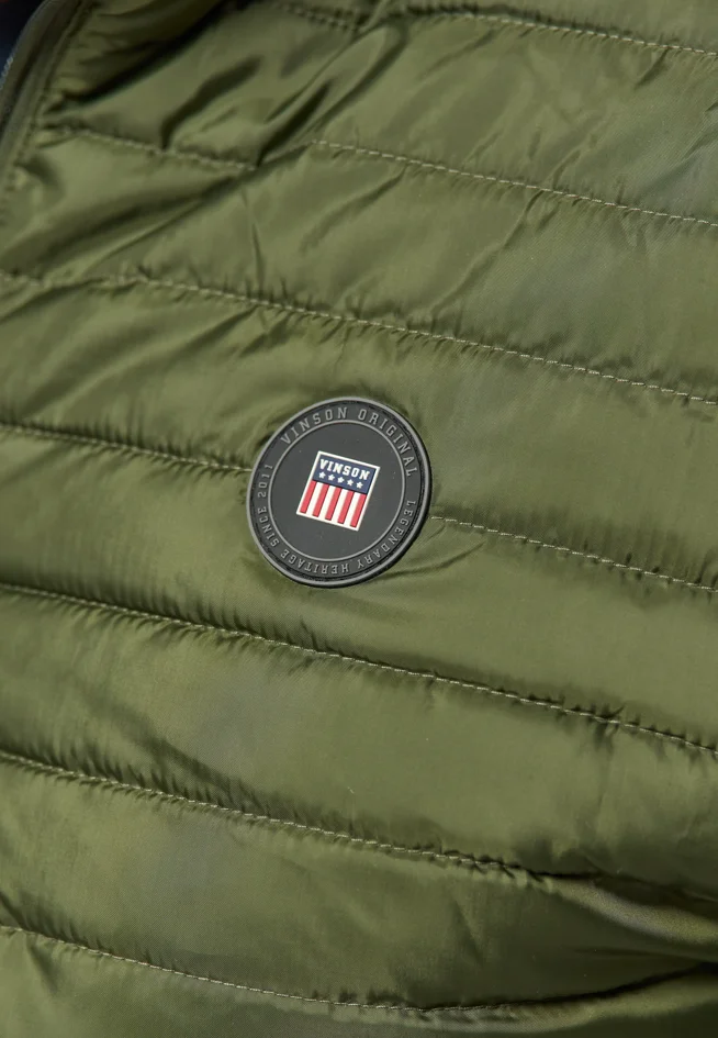 Detalle del acolchado y la insignia de una chaqueta verde oliva VINSON - Tejidos de otoño invierno