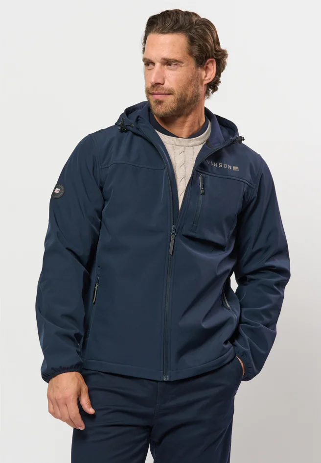 Chaqueta azul marino con capucha sobre jersey de ochos en crudo - Sistema de capas de otoño VINSON
