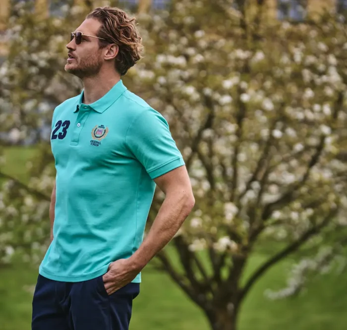 Hombre con polo - Colección verano VINSON