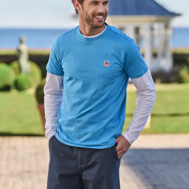 Hombre con camiseta azul y pantalón corto - Colección primavera VINSON