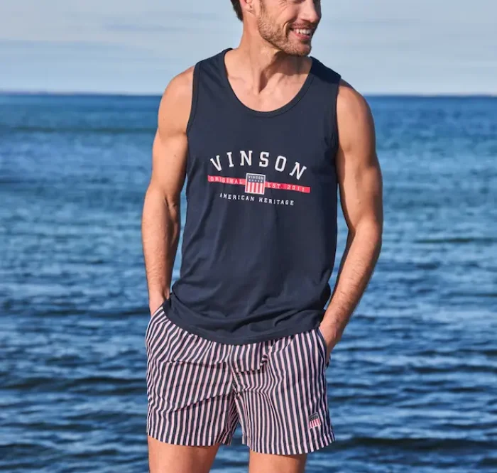Hombre con camiseta azul marino de tirantes y bañador de rayas - Verano VINSON